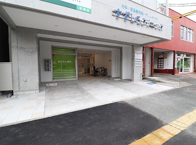 クリニック前駐車場