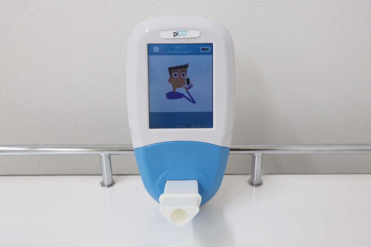呼気CO測定器。